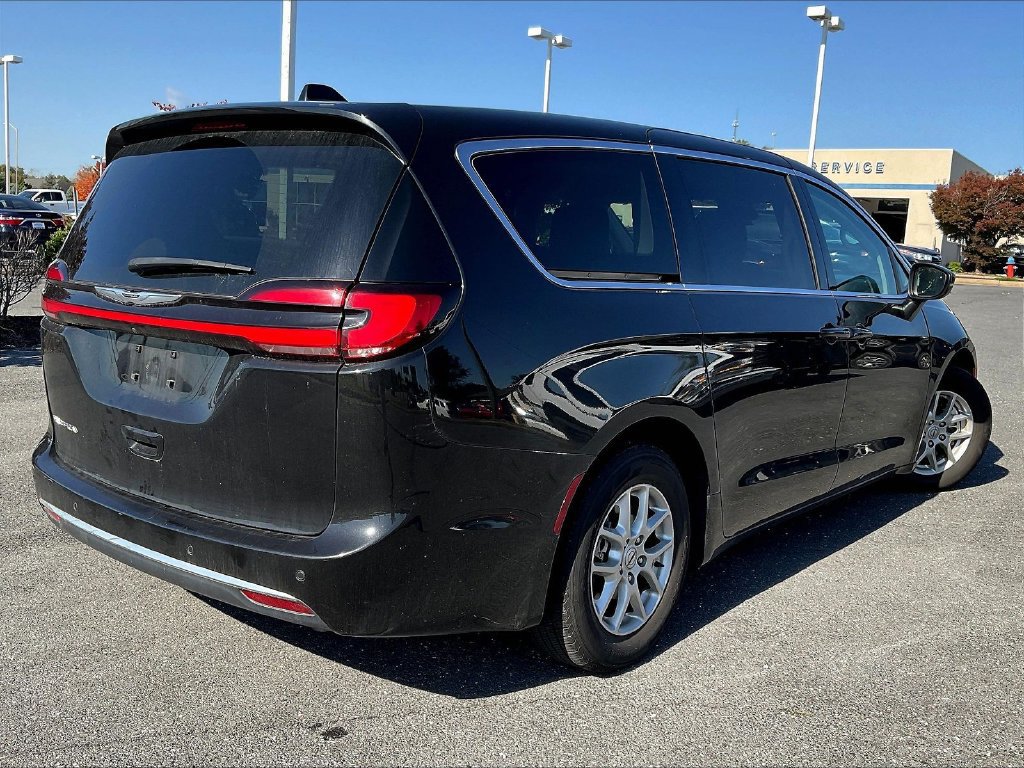 Used 2023 Chrysler Pacifica Touring-L FWD image 4