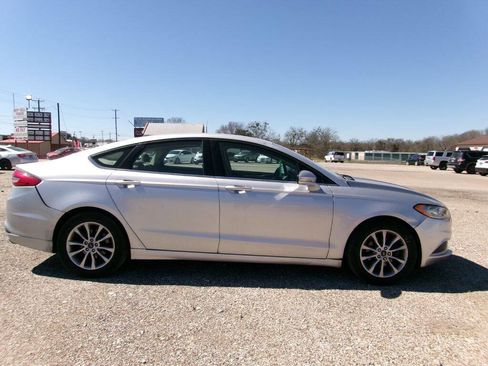 Used 2017 Ford Fusion SE image 3