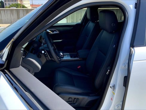 New 2026 Land Rover Range Rover Velar Dynamic SE image 13