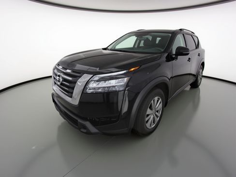 Used 2025 Nissan Pathfinder SV image 3