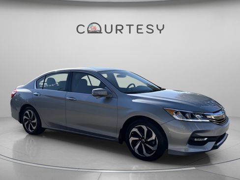 Used 2017 Honda Accord EX-L image 9