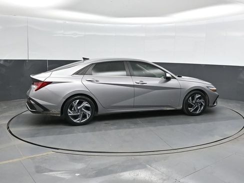 Used 2025 Hyundai Elantra Limited FWD image 4