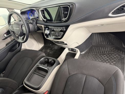 Used 2021 Chrysler Pacifica Touring image 11