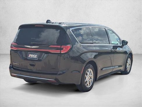 Used 2023 Chrysler Pacifica Touring-L FWD image 5