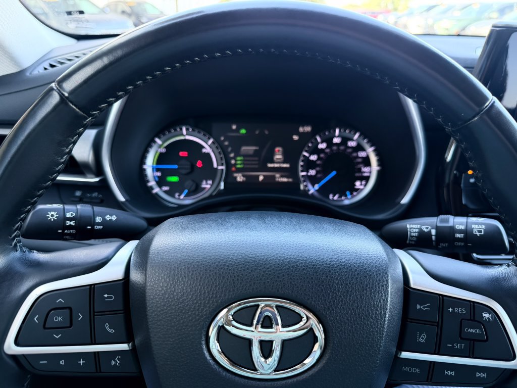 Used 2023 Toyota Highlander XLE AWD/4WD image 9