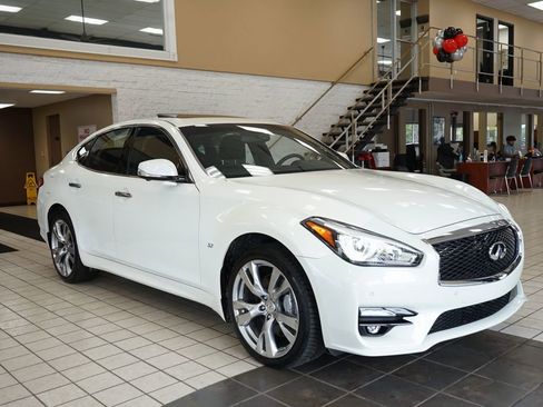Used 2018 INFINITI Q70 Luxe w/ Sport Package AWD/4WD image 19