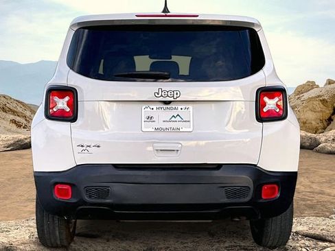 Used 2023 Jeep Renegade Latitude AWD/4WD image 4