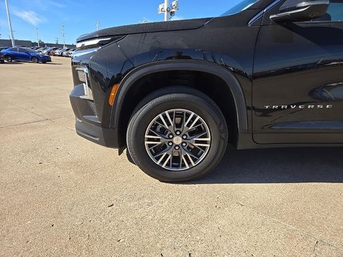 Used 2024 Chevrolet Traverse LT image 9