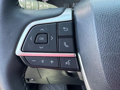 Used 2023 Toyota Highlander XLE AWD/4WD image 22