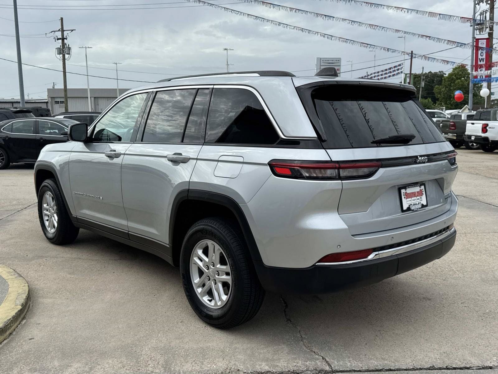 Used 2024 Jeep Grand Cherokee Laredo RWD image 5