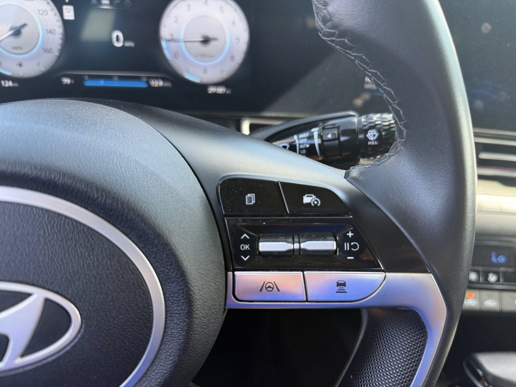 Used 2025 Hyundai Elantra Limited FWD image 19