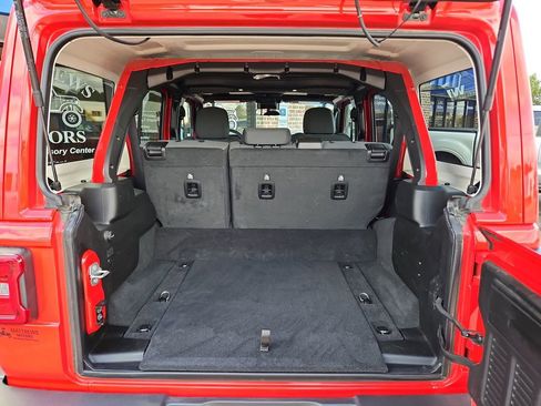 Used 2025 Jeep Wrangler Unlimited Sahara AWD/4WD image 30