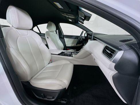 Used 2025 Genesis G70 2.5T image 31