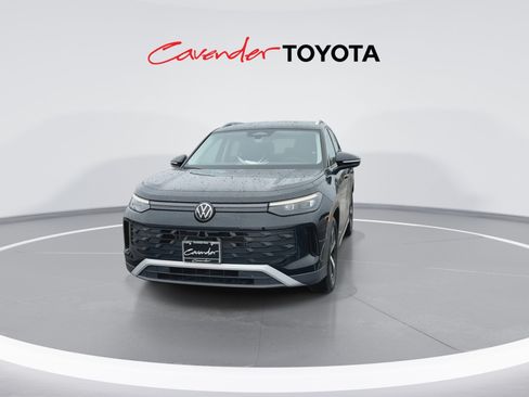 Used 2026 Volkswagen Tiguan SE FWD image 3