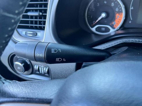 Used 2016 Jeep Renegade Latitude w/ Popular Equipment Group image 13