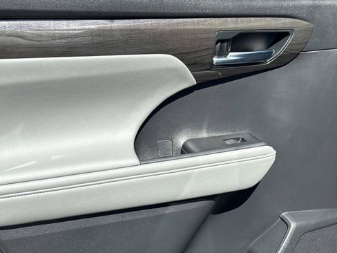 Used 2023 Toyota Highlander Limited image 14