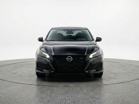 Used 2025 Nissan Altima 2.5 SV FWD image 2
