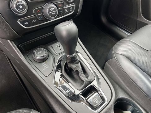 Certified 2020 Jeep Cherokee Limited w/ Luxury Group image 23