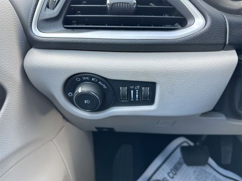 Used 2024 Chrysler Pacifica Touring-L image 18