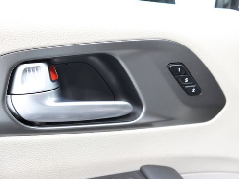 Used 2024 Chrysler Pacifica Touring-L image 42