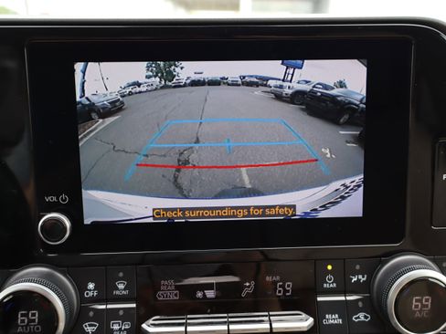 Used 2024 Toyota Highlander XLE AWD/4WD image 27