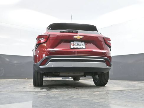 Used 2025 Chevrolet Trax LT FWD image 36