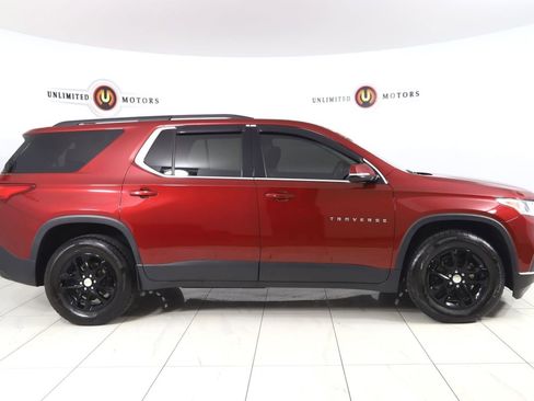 Used 2020 Chevrolet Traverse LT image 2