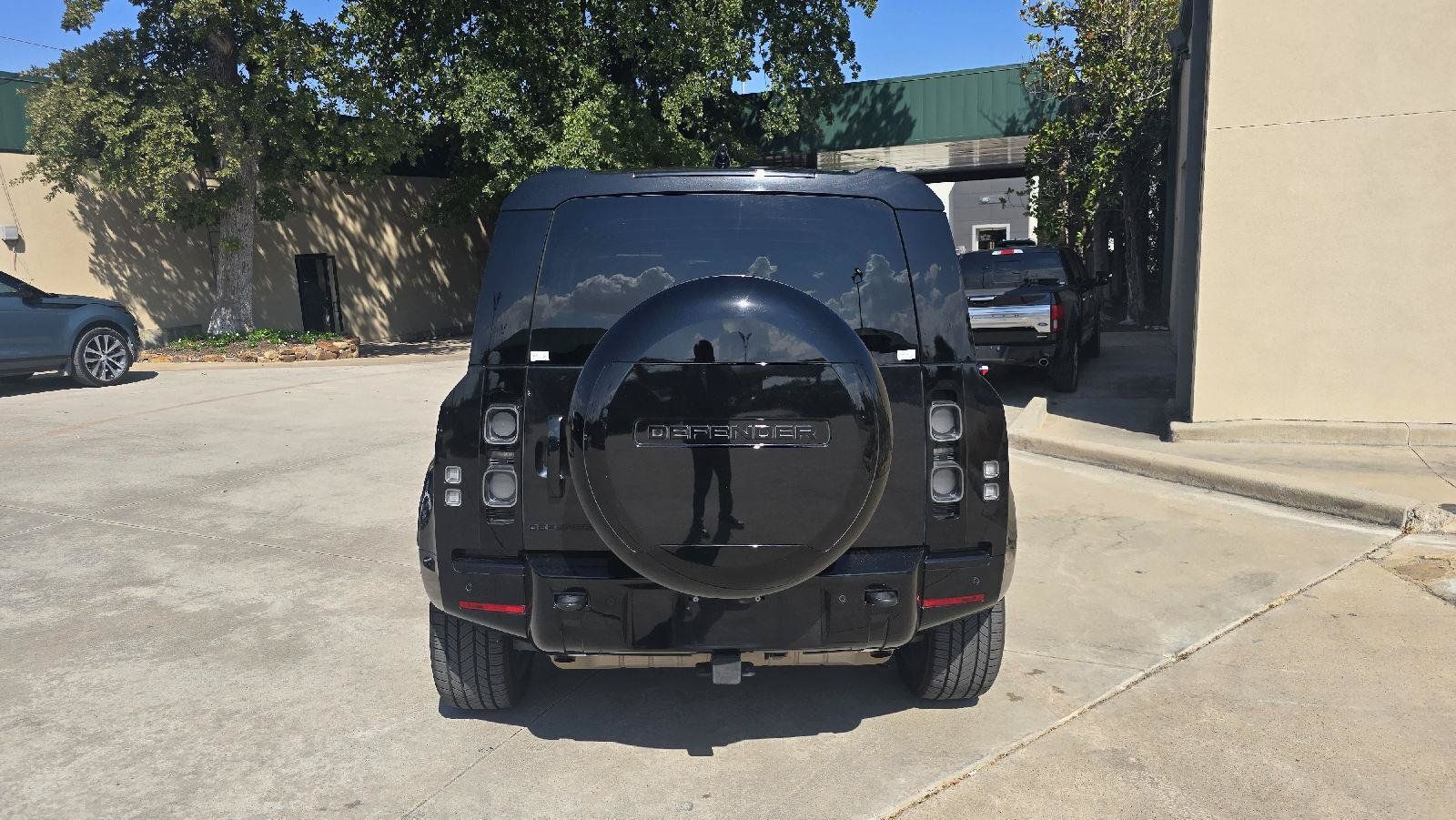 Certified 2024 Land Rover Defender 110 X AWD/4WD image 3