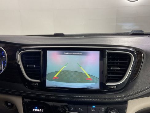 Used 2023 Chrysler Pacifica Limited FWD image 28