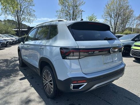 New 2026 Volkswagen Taos SE image 3