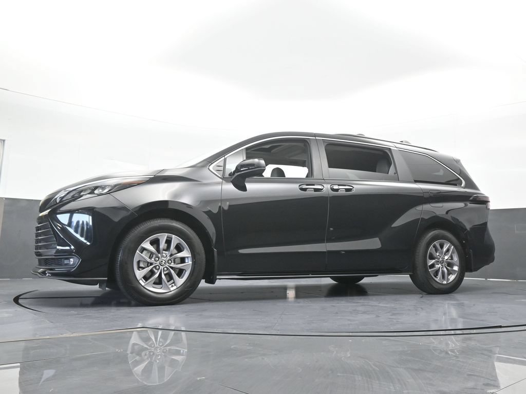 Used 2025 Toyota Sienna XLE w/ XLE Plus Package FWD image 60