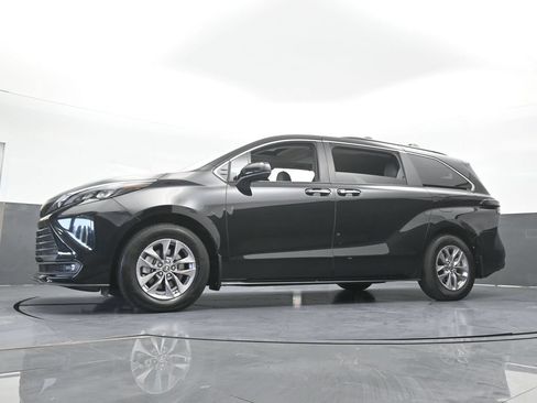 Used 2025 Toyota Sienna XLE w/ XLE Plus Package FWD image 60