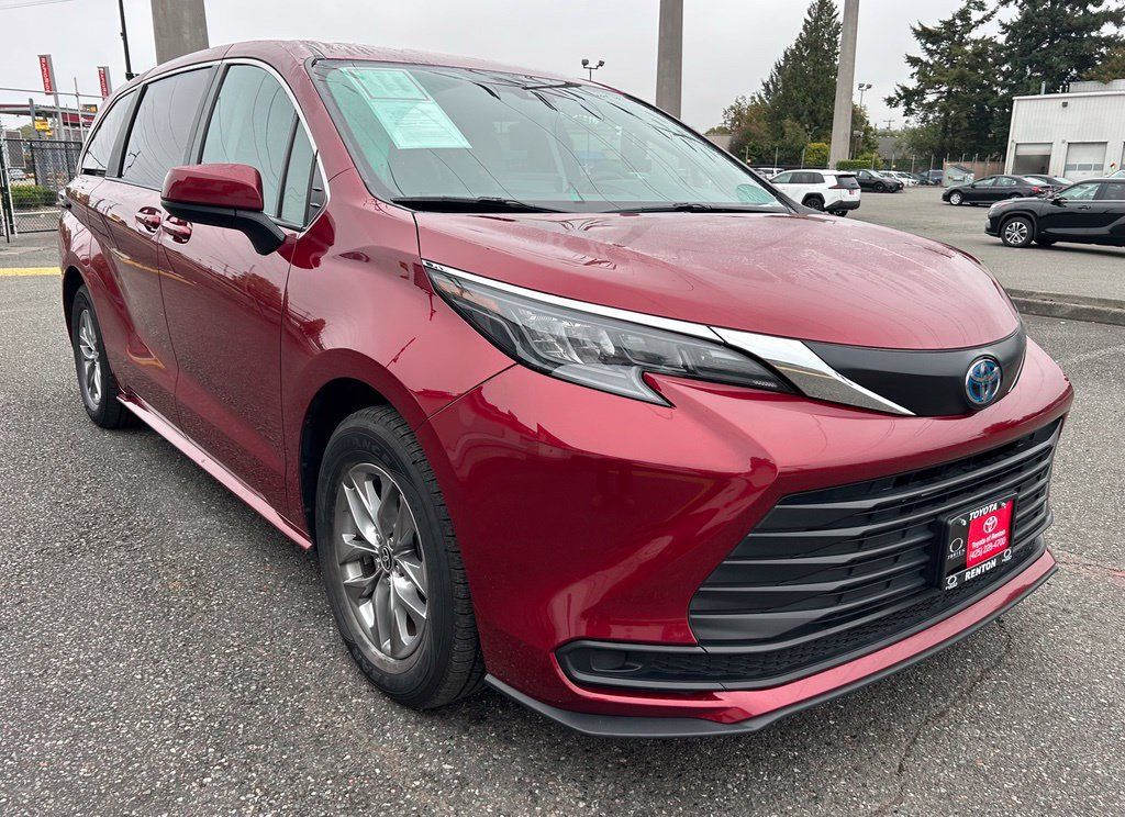 Certified 2024 Toyota Sienna LE AWD/4WD image 3