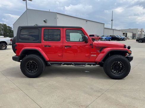 Used 2019 Jeep Wrangler Unlimited Sahara AWD/4WD image 31