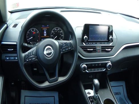 Used 2024 Nissan Altima 2.5 SV image 11