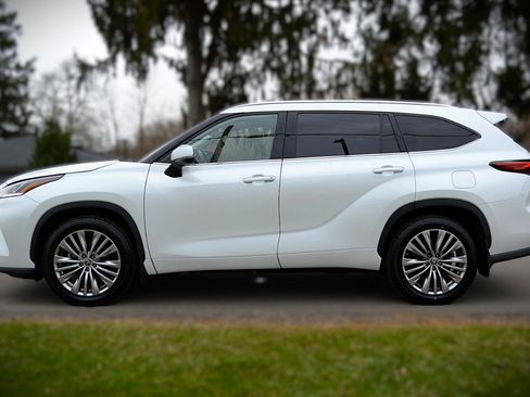 Used 2022 Toyota Highlander Platinum image 8