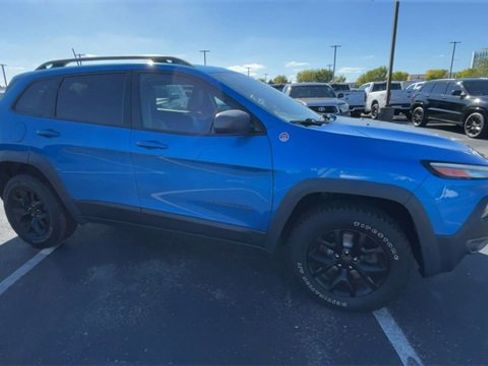 Used 2017 Jeep Cherokee Trailhawk image 3