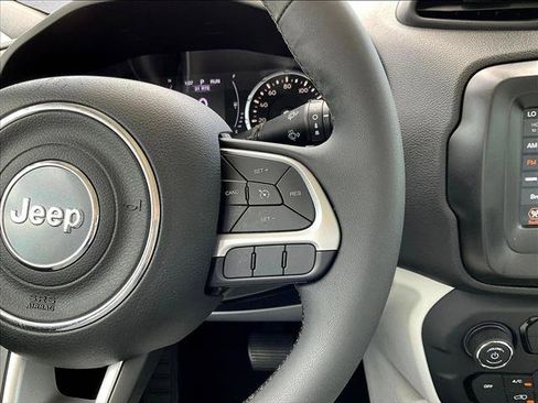 Used 2018 Jeep Renegade Latitude w/ Safety & Security Group FWD image 21