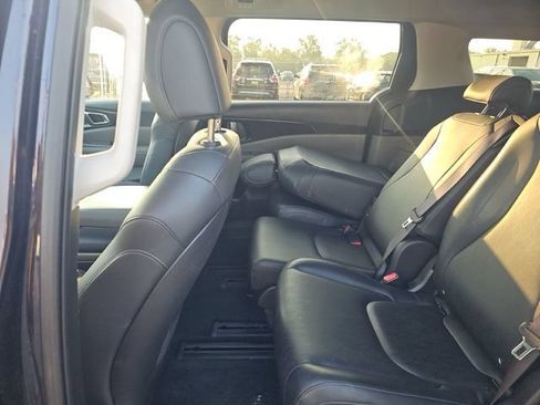 Used 2025 Kia Carnival FWD image 11