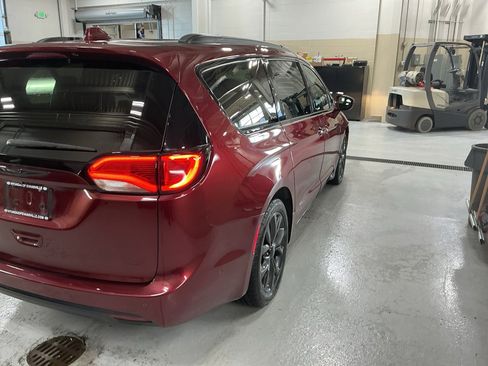 Used 2020 Chrysler Pacifica Touring-L image 4