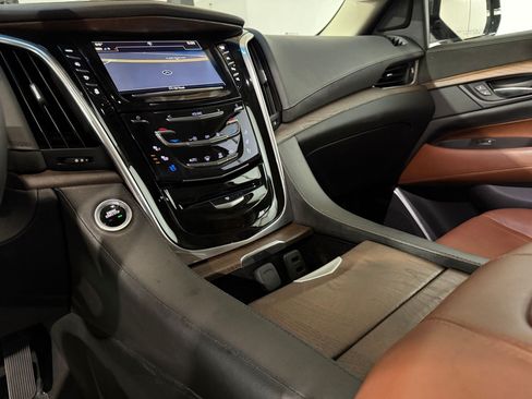 Used 2018 Cadillac Escalade ESV Premium Luxury AWD/4WD image 34