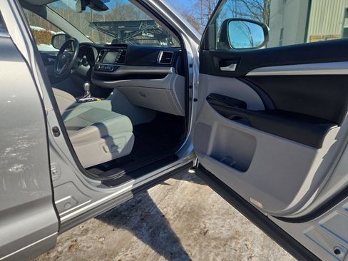 Used 2018 Toyota Highlander XLE image 31