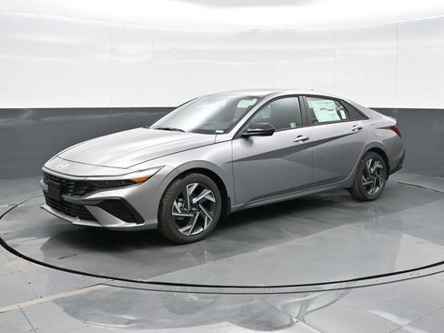 Certified 2025 Hyundai Elantra Sport image 4