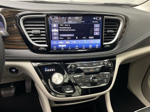 Used 2024 Chrysler Pacifica Limited image 18