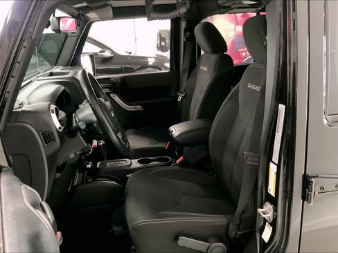 Used 2018 Jeep Wrangler Unlimited Sahara image 9