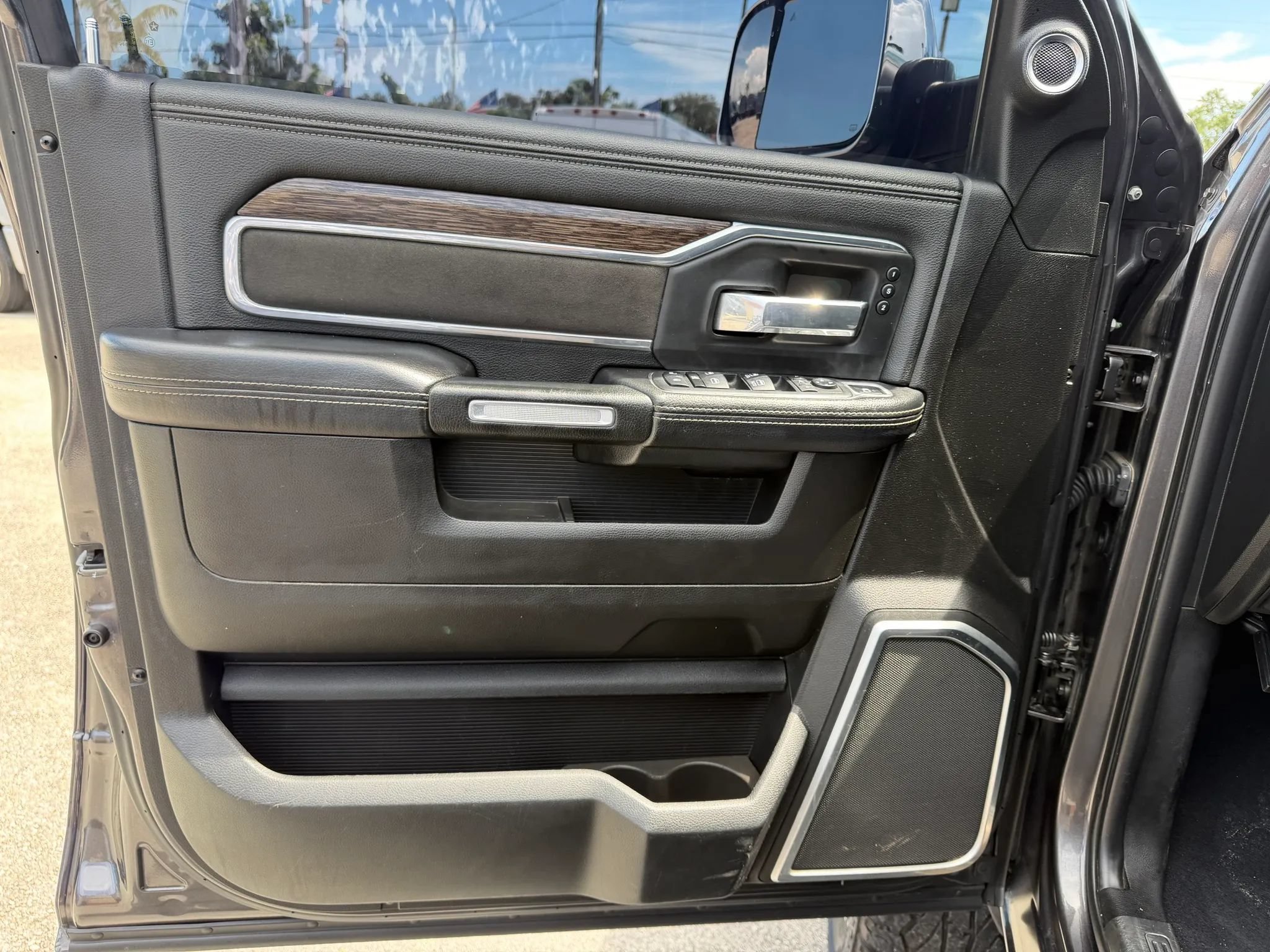 Used 2019 RAM 2500 4x4 Crew Cab Laramie image 11