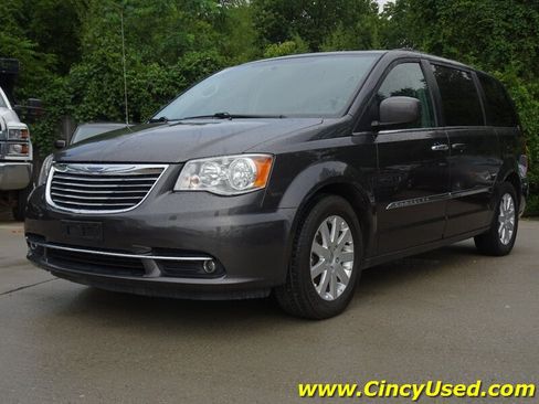 Used 2016 Chrysler Town & Country Touring FWD image 3
