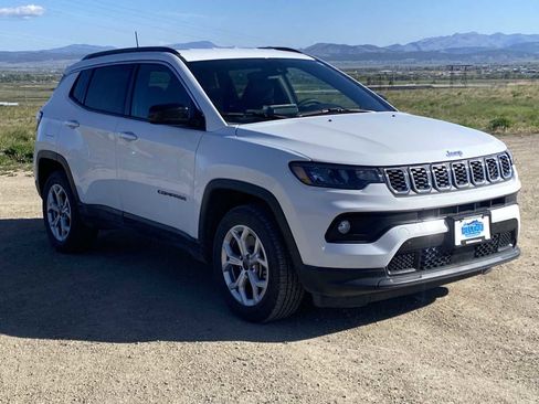 Used 2025 Jeep Compass Latitude AWD/4WD image 11
