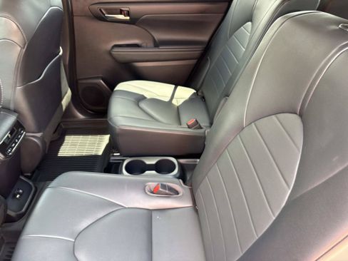 Used 2020 Toyota Highlander XLE AWD/4WD image 15