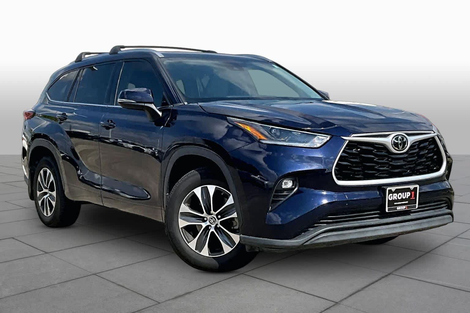 Used 2021 Toyota Highlander XLE AWD/4WD image 3